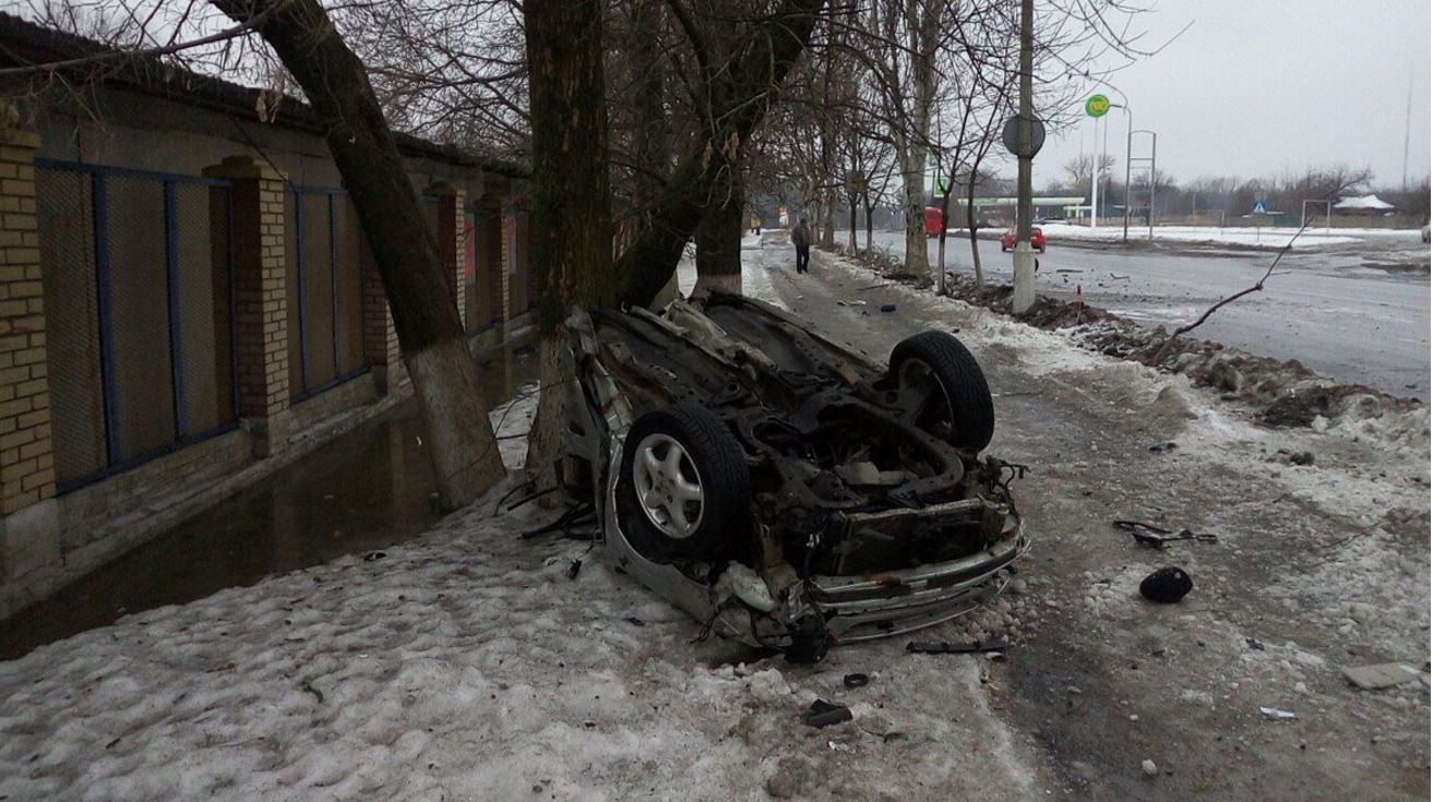 Машину разорвало от  удара, боевики просто повылетали из салона авто: в Сети показали фото смертельного ДТП в Донецке, оккупанты летели на бешенной скорости
