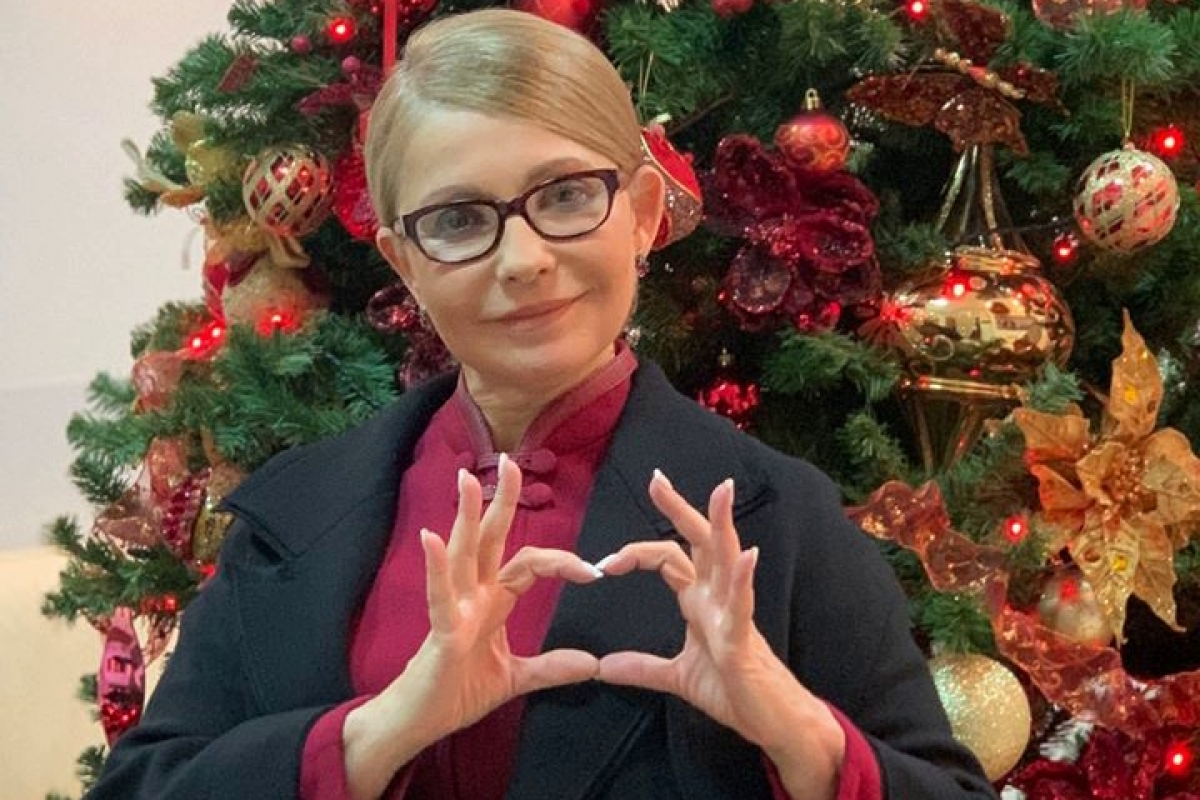 Жест Тимошенко на новогоднем фото удивил украинцев: "Показывает, что нас ждет в 2020 году" 