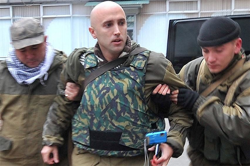 Появилось видео ранения российского журналиста грэма филлипса под донецком: прогремел взрыв