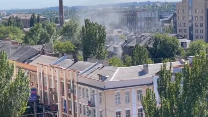 Взрывы в центре Донецка: снаряды разорвались возле офиса Пушилина