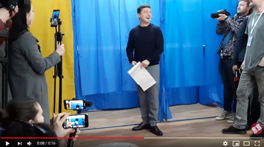 Видео нового курьеза с Зеленским перед урной с голосованием: все мгновенно начали смеяться