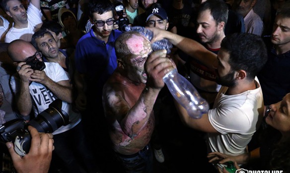 Появились ужасающие снимки акта самосожжения на митинге в Ереване (кадры)