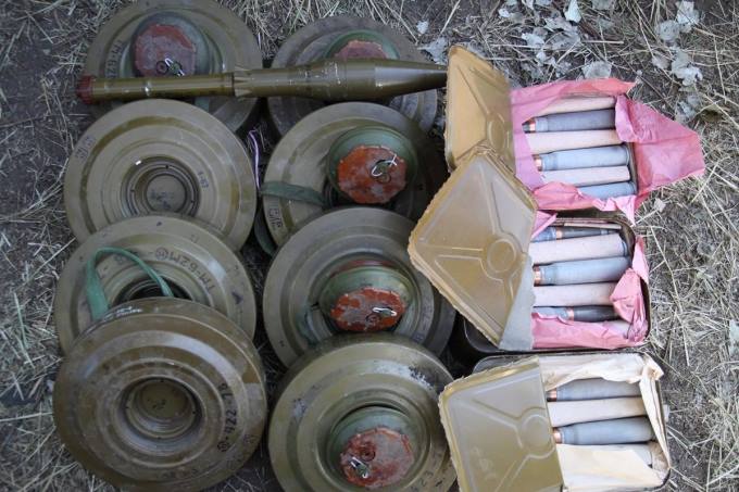 Украинские военные обнаружили под Славянском тайник с оружием и боеприпасами