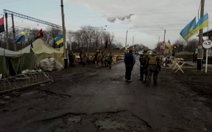 Скандал в зоне АТО: к участникам торговой блокады нагрянула полиция, палатки активистов переворачивают вверх дном и проводят обыски, найдена взрывчатка