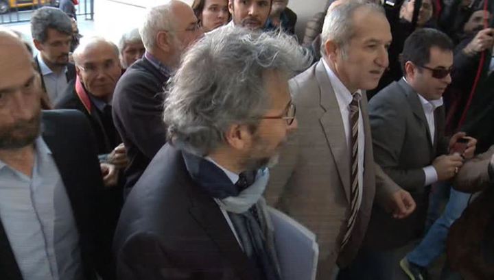 Суд в Стамбуле дал пять лет тюрьмы главному редактору газеты Cumhuriyet Джану Дюндару за разглашение турецкой государственной тайны