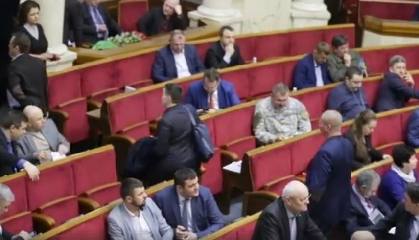 Кадры: Савченко экстренно выводят из-за зала ВР – источник рассказал об обнаруженном у "народной героини" оружии - громкие подробности