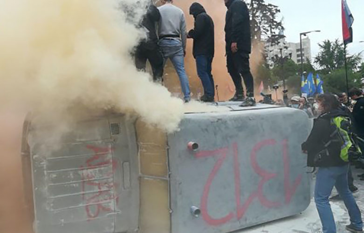 Протестующие под Радой в Киеве перевернули и подожгли "символ" МВД Авакова - ситуация накаляется