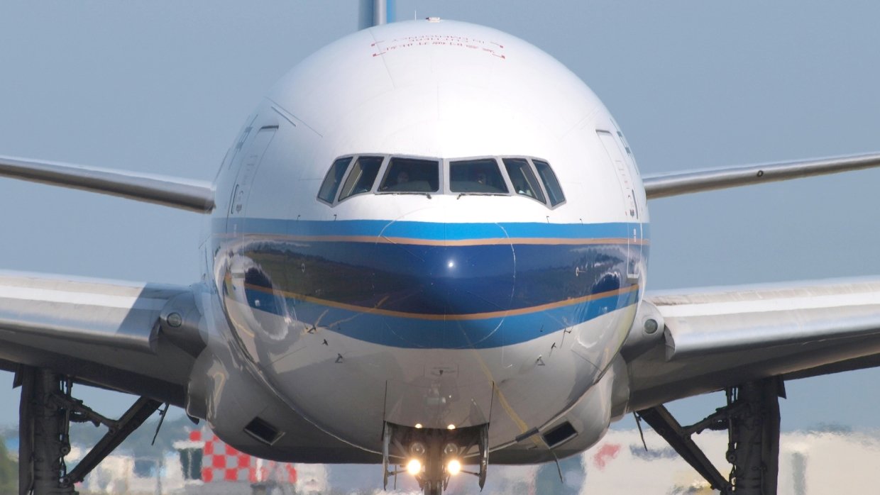 В Сети появились видеокадры из салона Boeing 777, двигатель которого начал "рассыпаться" прямо во время полета над Тихим океаном
