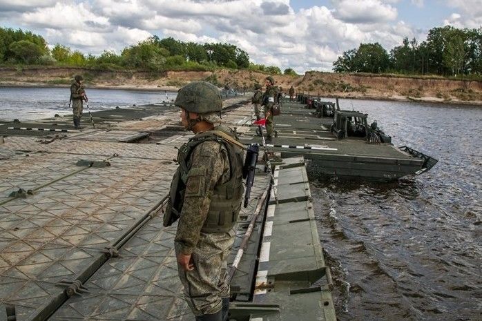 ​В Херсоне ВСУ продырявили баржу с российской военной техникой: на дно Днепра отправились 62 оккупанта