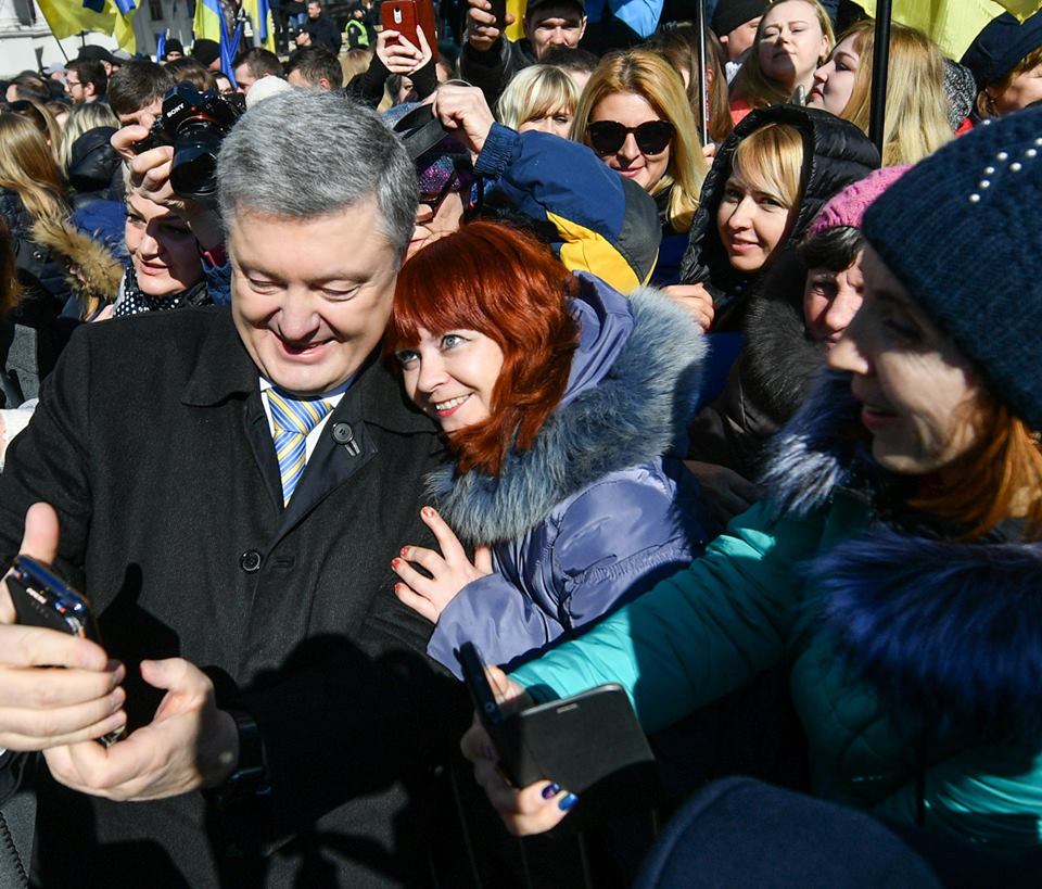 Порошенко в Киеве пришли поддержать 40 тысяч человек, а "Нацкорпус" – только 2 тысячи: акции протеста бессмысленны