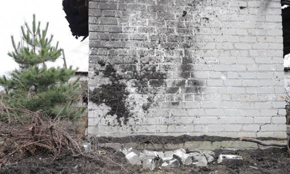 Гибридная армия РФ выжигает дома мирных жителей на Донбассе 152-мм артиллерией: опубликованы кадры разрушений в Луганской области 