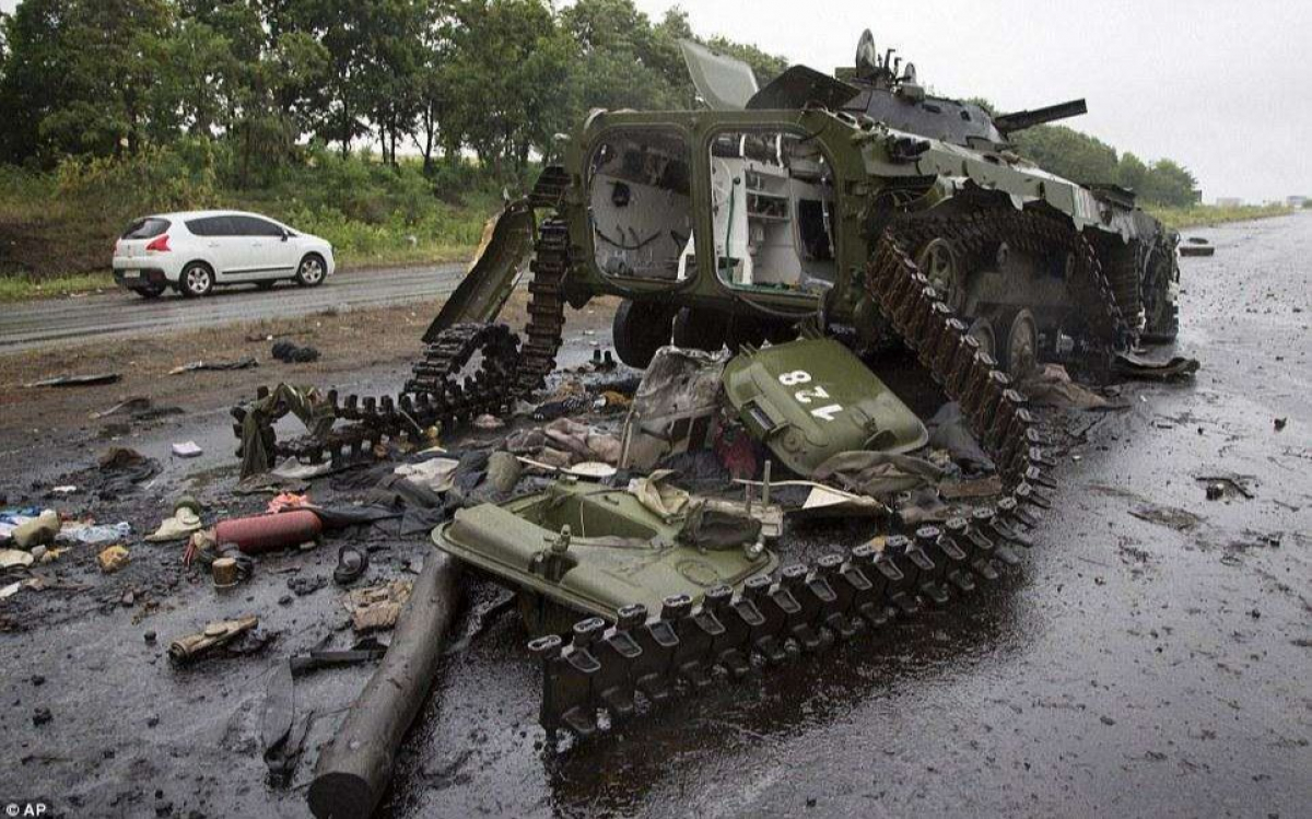 Российские военные попали под огонь ВСУ на Донбассе – у противника много погибших и раненых, подбита бронетехника