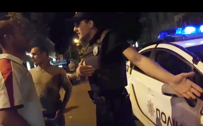 ЧП в Николаеве: драка возле одного из супермаркетов завершилась ранениями полицейских и участников конфликта