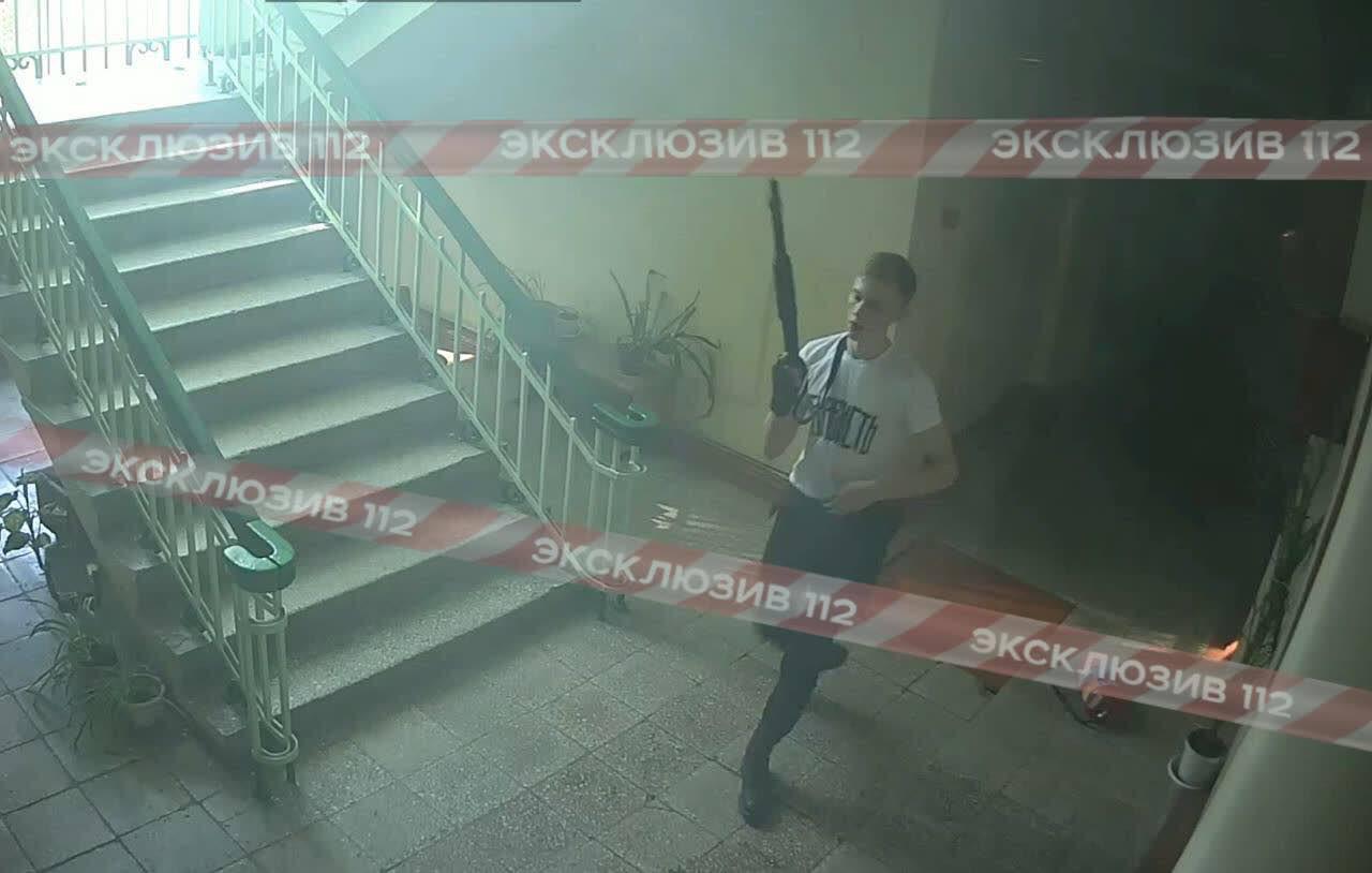 В Сеть попало новое фото Рослякова в момент бойни в Керчи: стрелок спокойно идет по коридору после убийства детей
