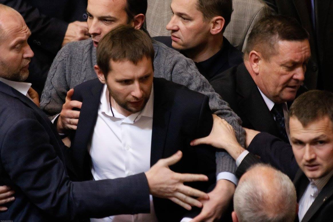 Очередная потасовка в Раде: Парасюк затеял драку с “Оппозиционным блоком”