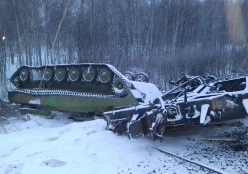 "Танки лежат... Как не взорвалось еще..." - появилось новое видео крушения поезда с военной техникой в России
