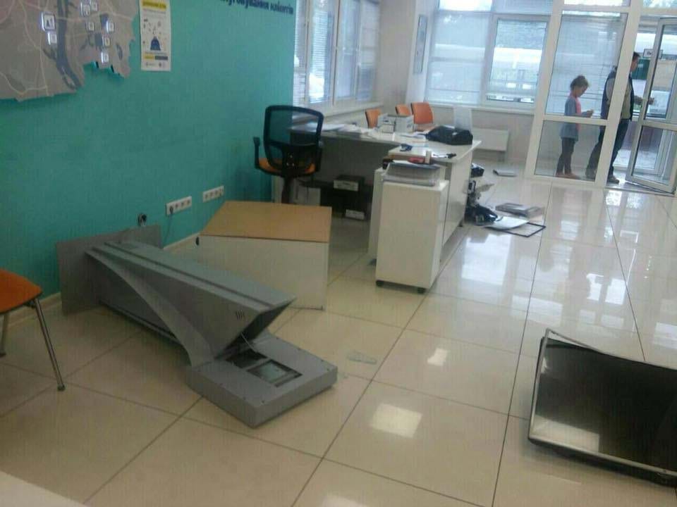 В Киеве разгромили офисы "Киевэнерго": разбита дорогая техника, испорчена документация – кадры погромов