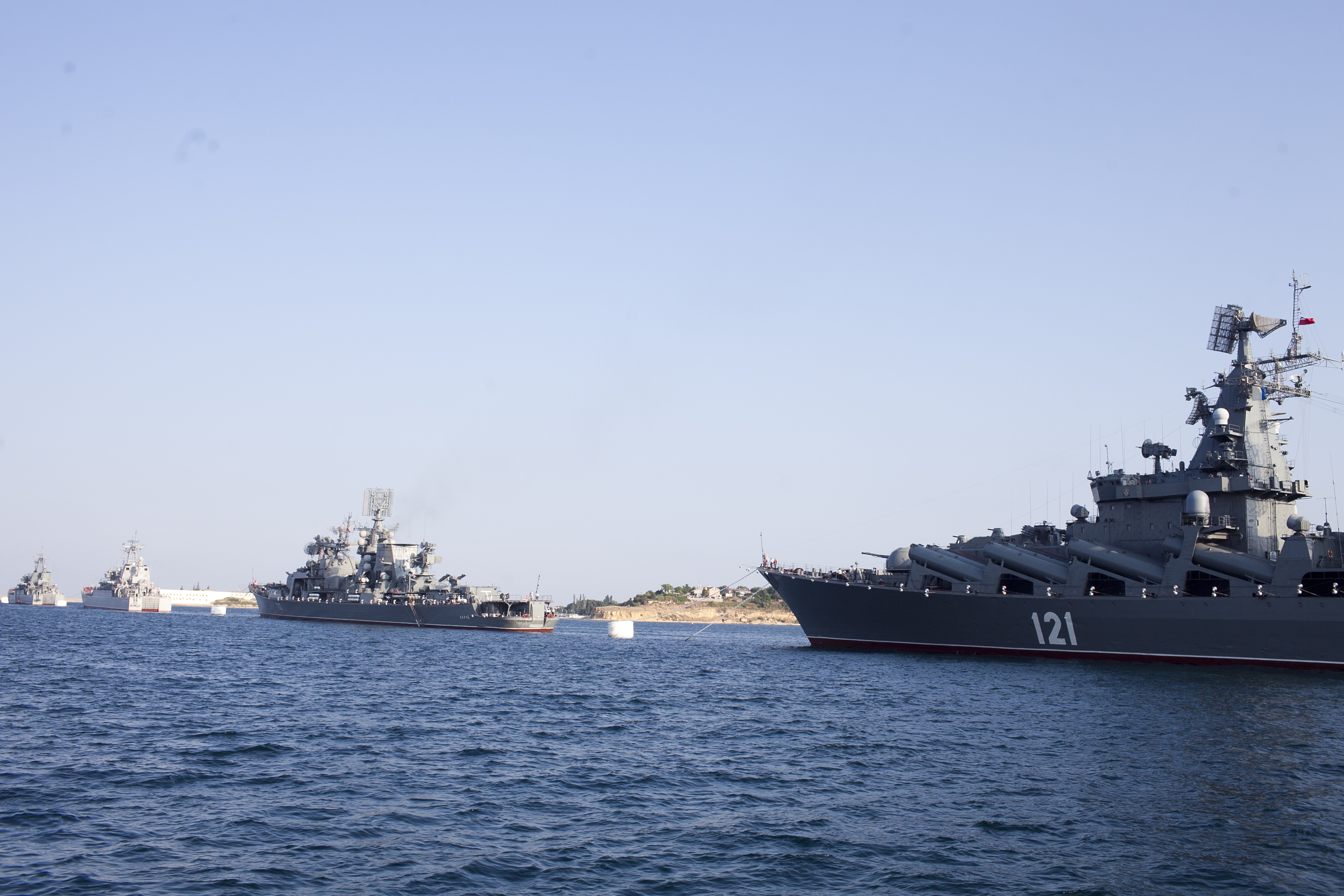 Россия отправила в аннексированный Крым 200 единиц техники: боевые корабли и истребители Су-30СМ