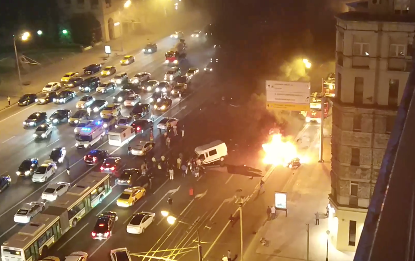 Они сгорели в машине: кадры смертельного ДТП в Москве прямо во время ЧМ-2018