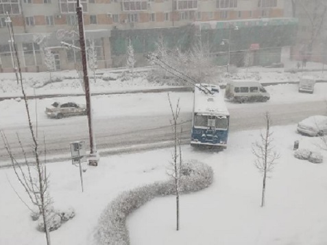 Луганск и Донецк завалило снегом: люди пешком идут домой, в городах огромные сбои с транспортом - фото