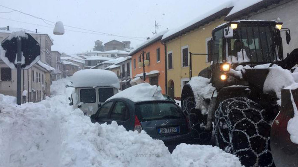 Италию потрясла природная катастрофа: на отель Rigopiano обрушилась огромная снежная лавина, три человека погибли - СМИ
