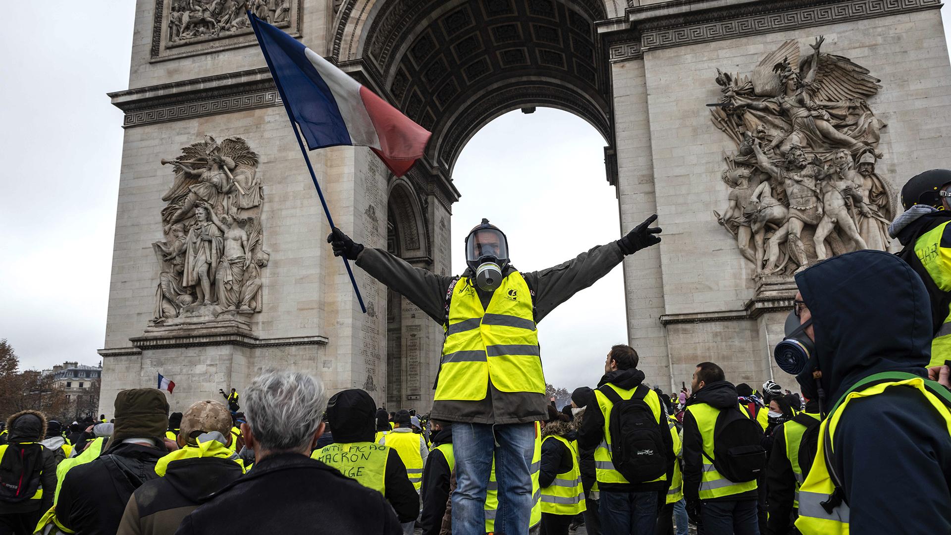 Погромы, ограбления, задержания: в Париже подвели итоги массовых акций протеста "желтых жилетов" – кадры