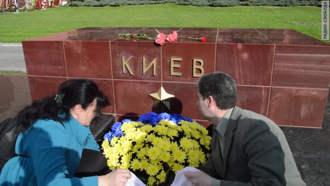 Несмотря на попытку полиции сорвать акцию, город – герой Киев все-таки получил цветы в Москве: опубликовано видео