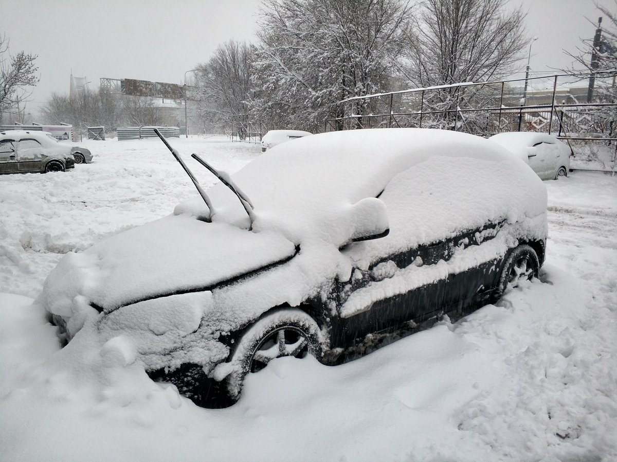 Для Донецка сильный снегопад обернулся катастрофой: люди добирались домой больше 2 часов, дороги замело