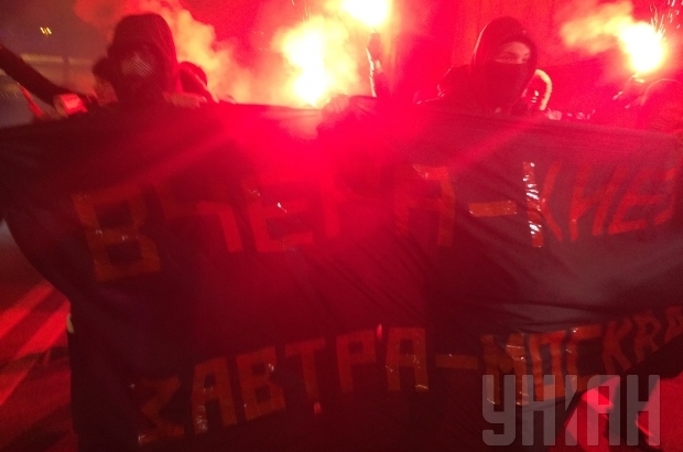  Москвичи в центре города провели несанкционированное шествие в знак годовщины Майдана