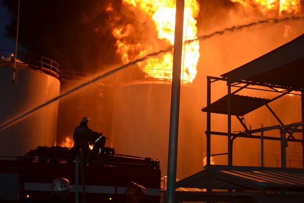 Пожар под Киевом: шесть пожарных госпитализированы с ожогами, еще с шестью нет связи