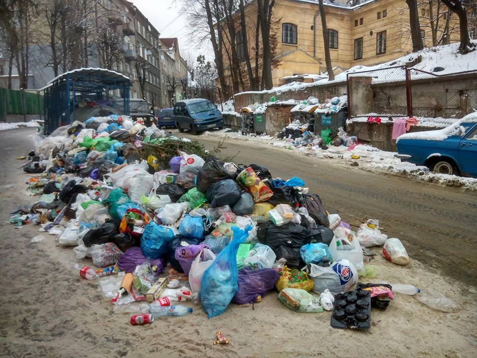 “Мусорный” коллапс во Львове: Садовой грозит международной экологической катастрофой, горожане готовы к восстанию