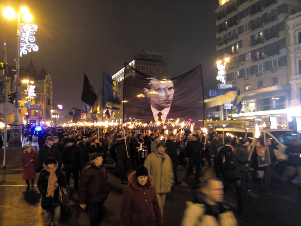 В колонне участников факельного шествия в Киеве раздался взрыв: появились фото и видео с места событий