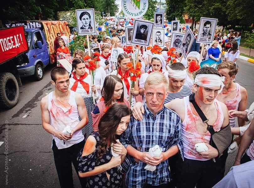 День России в Раменском: дети вели по городу связанного «фашиста»