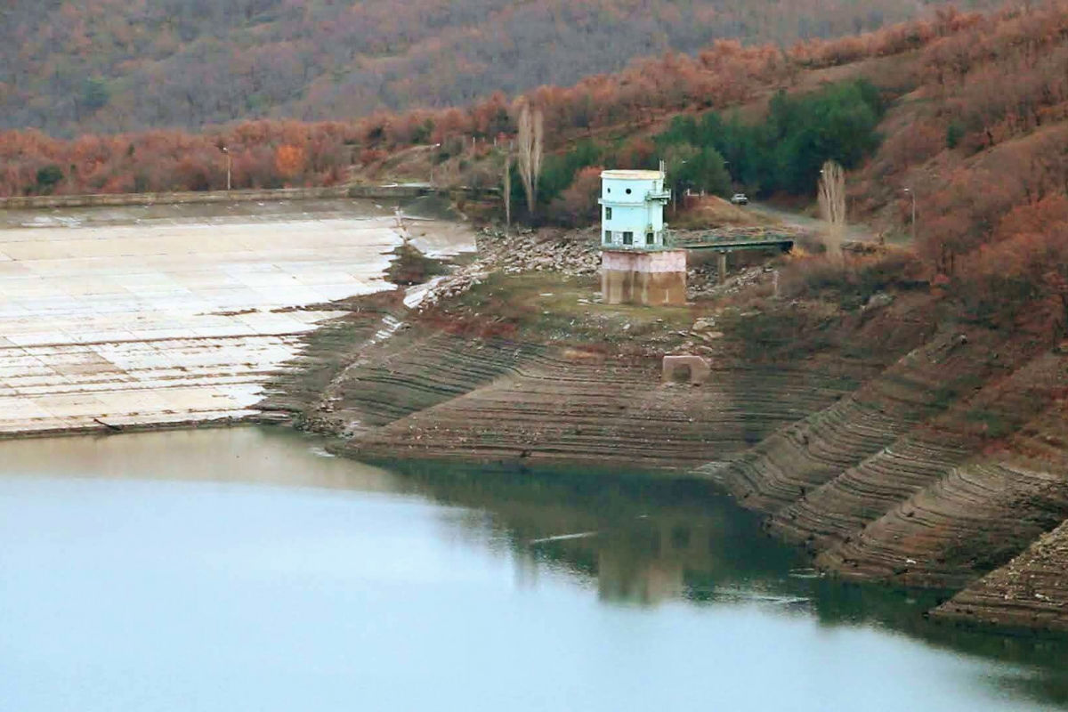 ​"Разгребли ветки и каменные глыбы", - в оставшемся без воды Крыму людей сгоняют на расчистку рек
