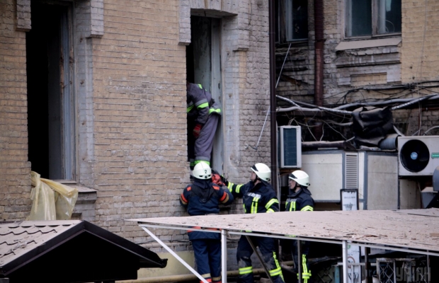 ​Из-под завалов в центре Киева достали четырех человек