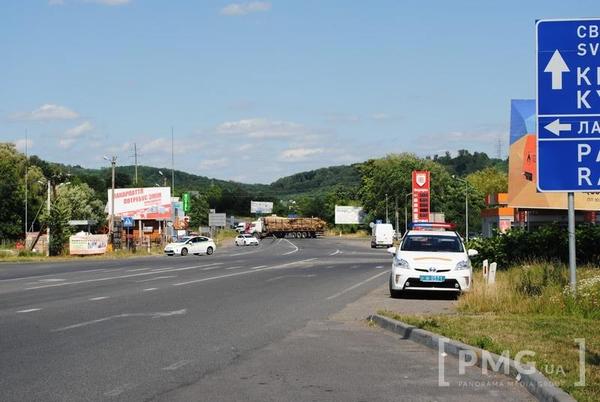 ​В 50 км от Мукачево «Правый сектор» пригнал на блокпост БТРы и бульдозеры