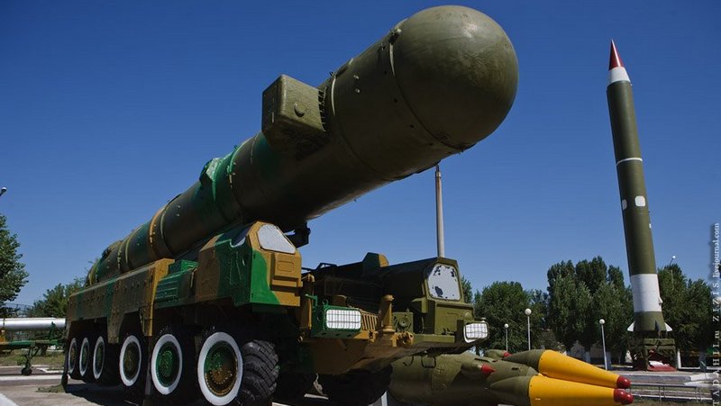 Билецкий: Украине необходимо строить собственное ядерное оружие 