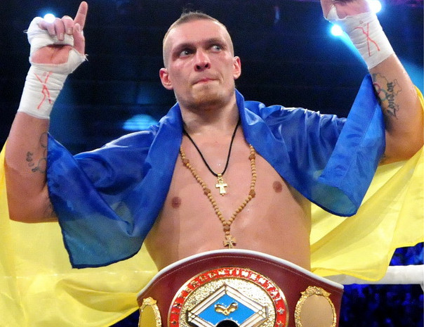 Назло оккупантам: боксер Усик в Симферополе потроллил захватчиков национальной формой Украины