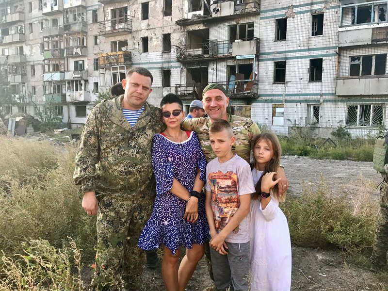 "Рус***й мир" хвастается своими "достижениями" - фото семьи Прилепина и главаря "ДНР" Захарченко в Донецке вызвало резонанс в Сети