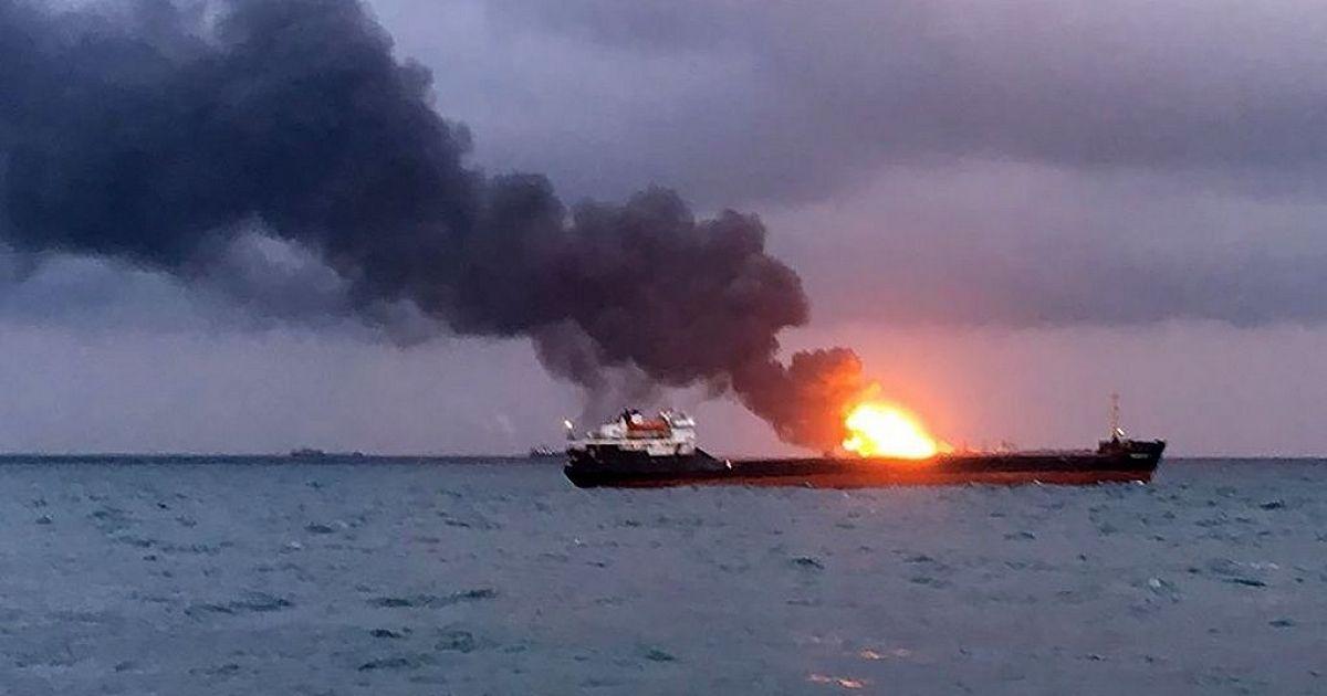 В Азовском море горит российский танкер "Генерал Ази Асланов": произошло два взрыва, на борту было 13 человек