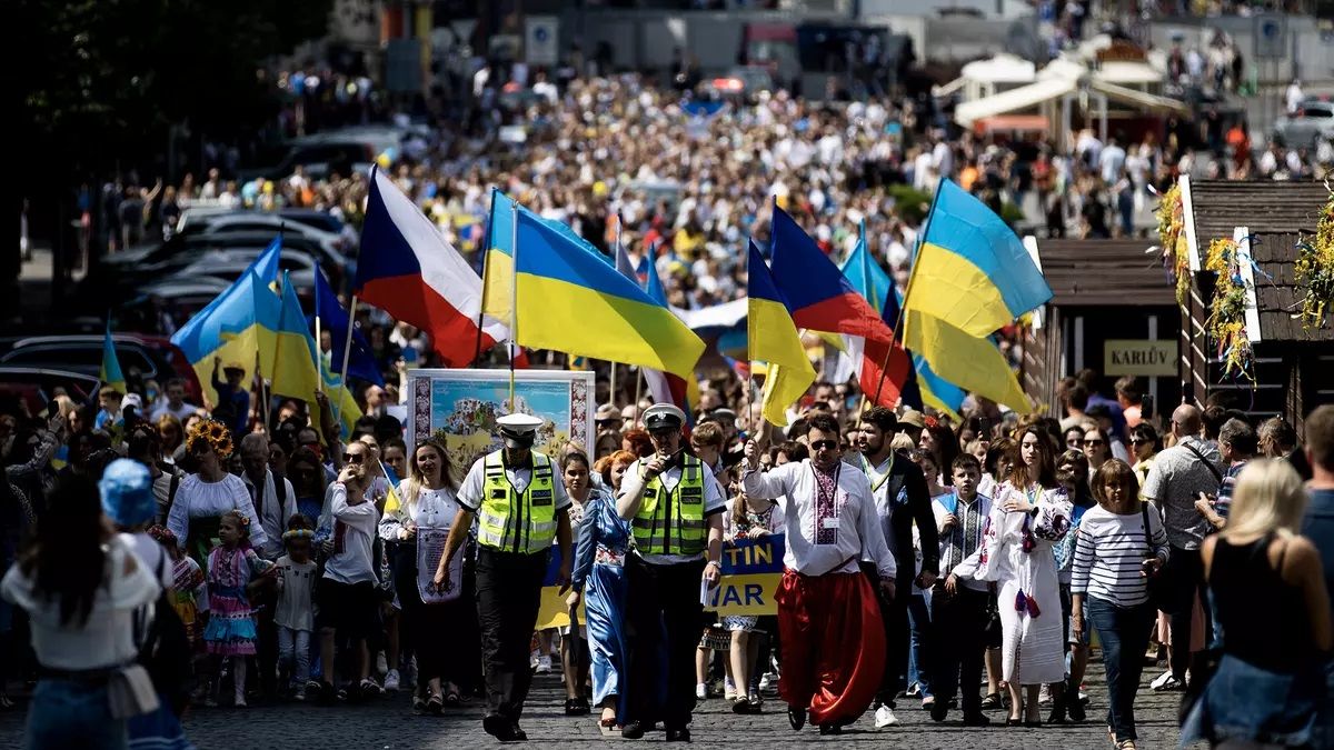 Пока правительство Чехии ужесточает правила для украинцев, президент и граждане отправляют помощь Украине