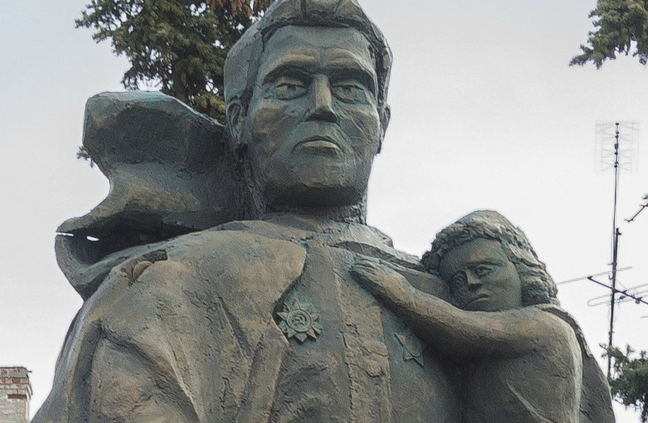 ​“Что-то пошло не так”, - соцсети потешаются над “уродливым” памятником, возведенным оккупантом в Севастополе