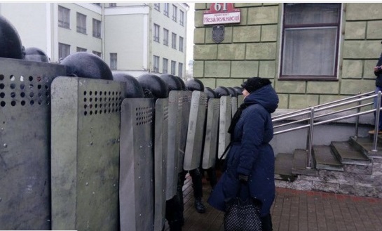 Обстановка накалена до предела: в Минске происходят массовые задержания участников Марша воли, ОМОН выбивает двери в офисы правозащитников, задержано 57 человек