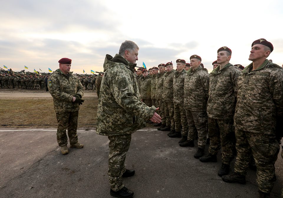 Порошенко пообещал украинским десантникам мощнейшее американское оружие, способное сокрушить любого врага