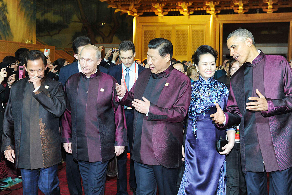 Как принимали Путина в Китае на АТЭС: национальная кухня, световое шоу и китайская традиционная одежда