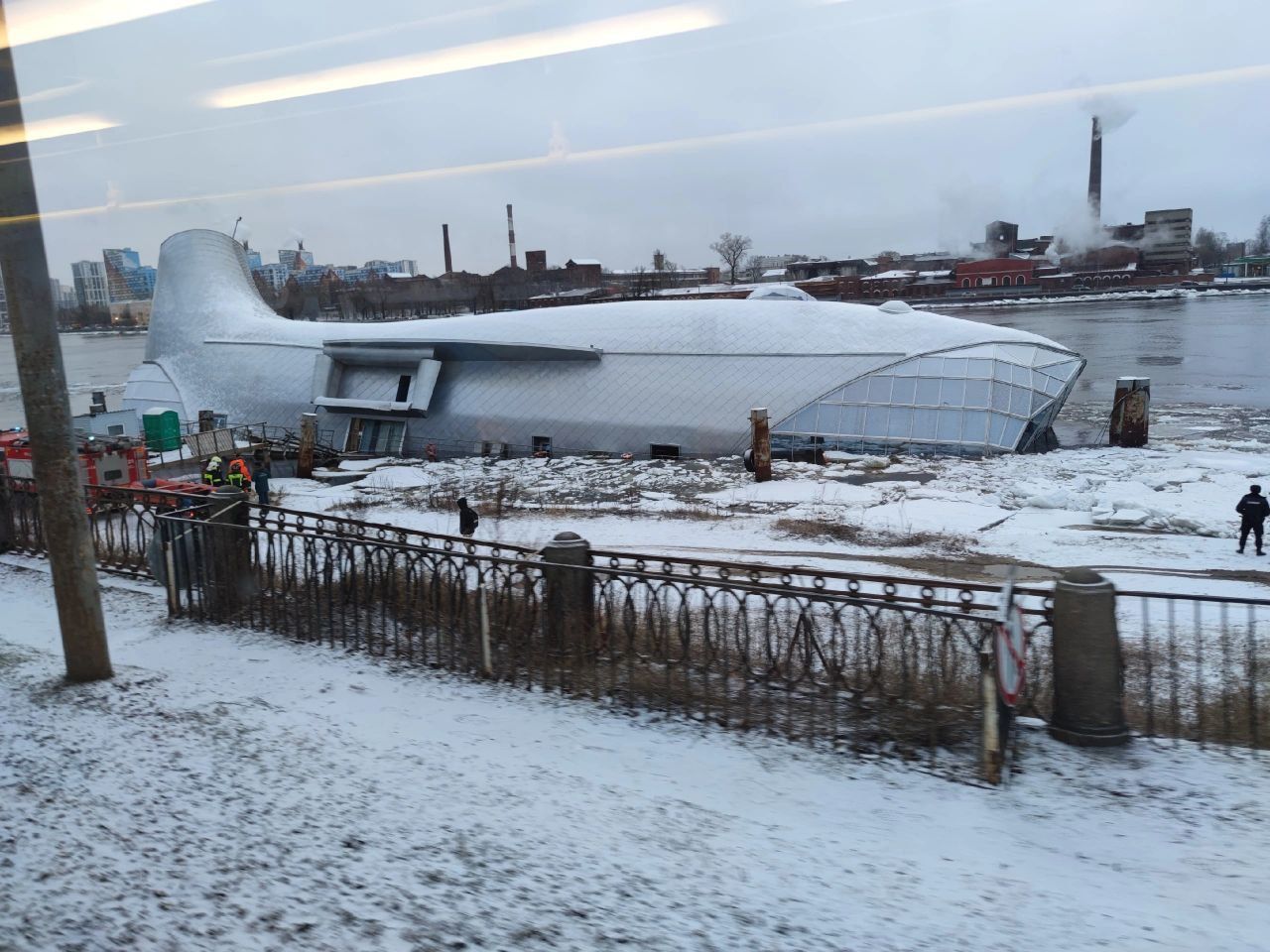 ​В Петербурге плавучий ресторан "Серебряный кит" отправился вслед за крейсером "Москва" – кадры