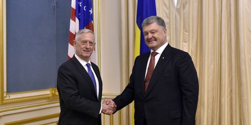 Мэттис после встречи с Порошенко готов к решительным действиям: министр обороны США намерен рекомендовать Трампу "вооружить" Украину 