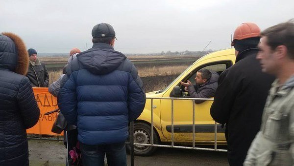 В Донецкой области шахтеры заблокировали две дороги и требуют отдать задолженность по зарплате – кадры