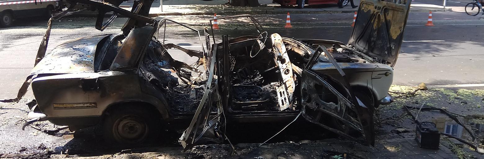 Мощный взрыв вдребезги разнес автомобиль в центре Одессы - кадры