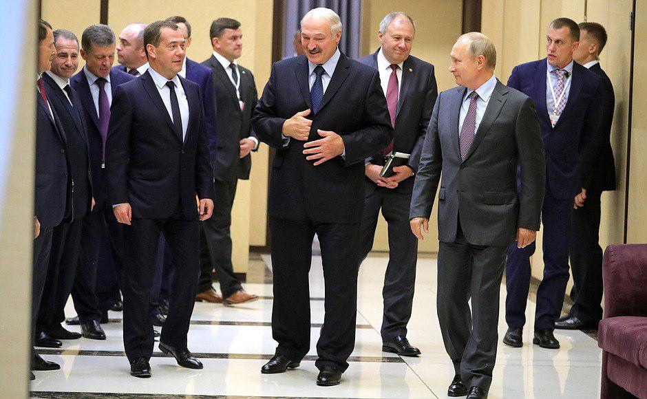 Путин внезапно "дорос": Лукашенко на сайте Кремля "отрезали ноги", белорусы "не могут прийти в себя"